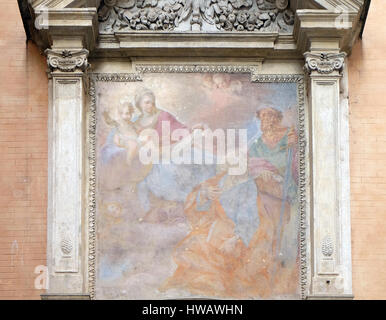 Maria hält das Jesuskind und setzten auf den Wolken, mit Heiligen Peter und Paul in der Anbetung Kirche von San Giovanni della Pigna, Rom auf Stockfoto