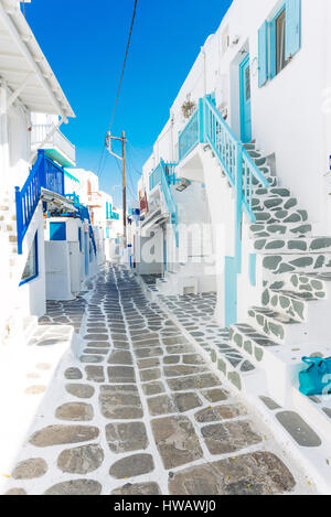 Mykonos Altstadt Straße mit Kopfsteinpflaster Gehwege, weiße Wände und bemalten Tür und Fenster, Insel Mykonos, Griechenland Stockfoto