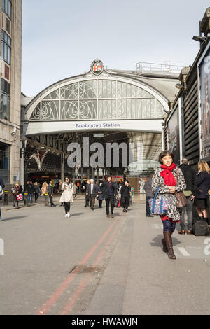 Pendler und Reisende am Bahnhof Paddington in London, England, Großbritannien Stockfoto