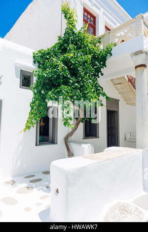 Schöne weiß getünchten kykladische Straße Inl Mykonos Insel Altstadt, Kykladen, Griechenland Stockfoto