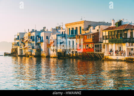 Goldenen Nachmittag in Little Venice berühmten Restaurants und Café Nachbarschaft in Mykonos, Insel Mykonos, Kykladen, Griechenland Stockfoto