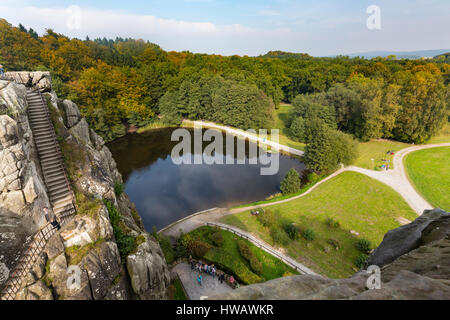 HORN-BAD MEINBERG - Oktober 04: Blick von der berühmten Sandstein Felsformation Externsteine im Herbst in Deutschland am 4. Oktober 2015 Stockfoto