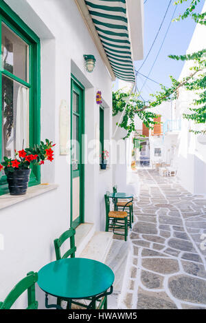 Schöne weiß getünchten traditionellen Straßen in einer mediterranen Insel Paros, Griechenland Stockfoto