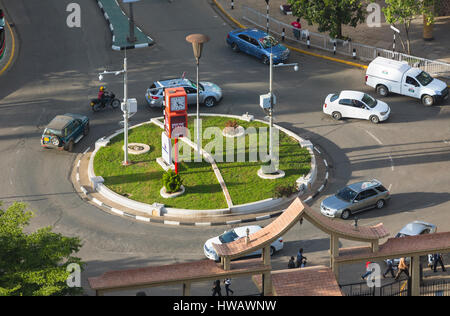 Nairobi, Kenia - 23. Dezember: Kreisverkehr und KICC Bereich Eingang am Rathaus Straße in Nairobi, Kenia am 23. Dezember 2015 Stockfoto