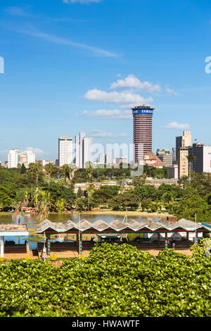 Nairobi, Kenia - 24. Dezember: Die Kenyatta International Conference Centre hinter Uhuru Park in Nairobi, Kenia am 24. Dezember 2015 Stockfoto