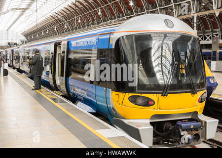 Tata Communications Heathrow Express-Zug am Bahnhof Paddington, London, UK Stockfoto