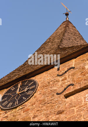 Pfarrkirche St. Bartholomäus, Burwash, hat ein geschichteten Turm aus dem 12. Jahrhundert. Die Chruch Uhr zeigt 03:00. Stockfoto