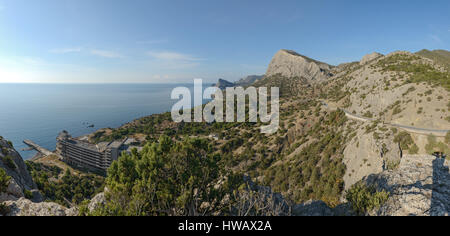 Malerischen hohen Winkel Panoramablick von Palvani Oba Berggipfel Weg C0-11516 unten Sokol (Hawk) Berg in Richtung Stadt Novy Svet (neue Welt) Stockfoto