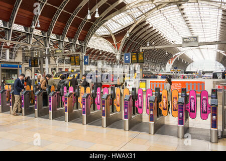 Bunte Schranken am Bahnhof Paddington in London, England, Großbritannien Stockfoto