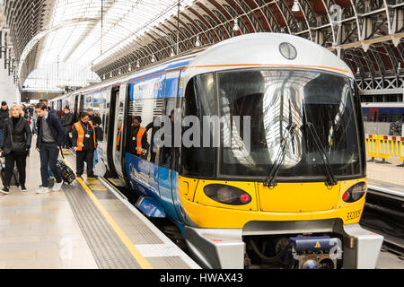 Tata Communications Heathrow Express-Zug am Bahnhof Paddington, London, UK Stockfoto