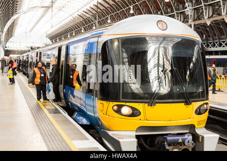 Passagiere, die einen Tata Communications Heathrow Express-Zug am Bahnhof Paddington, London, England, Großbritannien, ansteigen Stockfoto