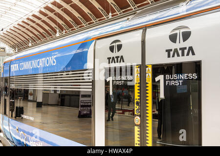 Tata Communications Heathrow Express-Zug am Bahnhof Paddington, London, UK Stockfoto