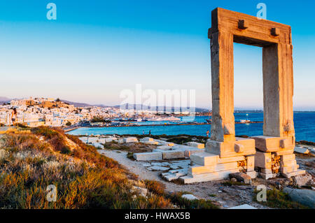 Portara, Ruinen der Tempel des Apollo auf der Insel Naxos, Kykladen Inseln, Griechenland Stockfoto