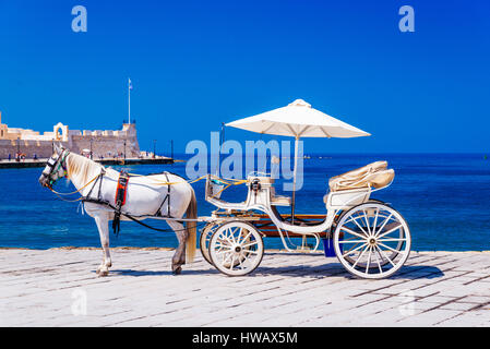 Wunderschönes, weißes Pferd mit Kutsche im alten Hafen von Chania, Kreta, Griechenland Stockfoto