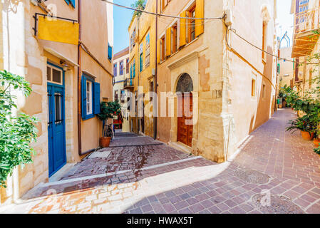 Venezianische Architektur in engen gepflasterten Straßen der Altstadt von Chania auf Kreta, Griechenland Stockfoto