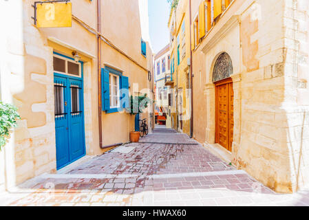 Romantische alte Stein und gepflasterten Straßen von chaina, Insel Kreta, Griechenland Stockfoto