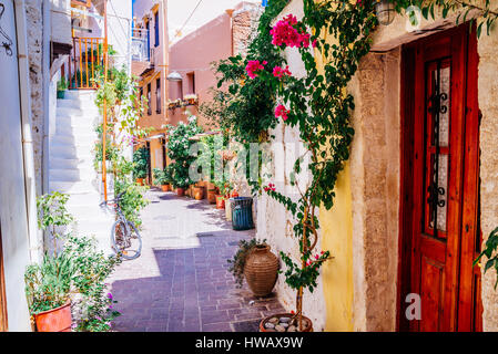 Bunte Straßen der Altstadt von Chania mit blühenden Blumen und alten Stein, Kreta, Griechenland Stockfoto