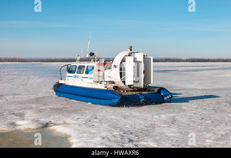SAMARA, Russland - 11. März 2017: Hovercraft "Hivus-4" mit Passagieren auf dem Eis der zugefrorenen Wolga in Samara, Russland Stockfoto