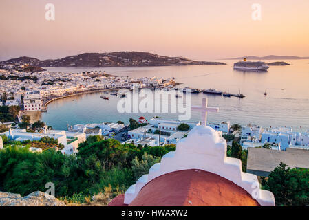 Oben Blick auf Hafen von Mykonos in Golden Sunset, Mykonos, Kykladen, Griechenland Stockfoto