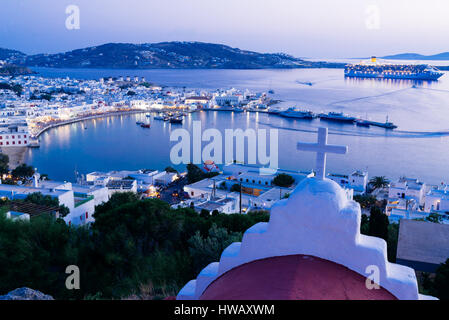 Luftaufnahme der Stadt Mykonos bei Dämmerung, Kykladen, Griechenland Stockfoto