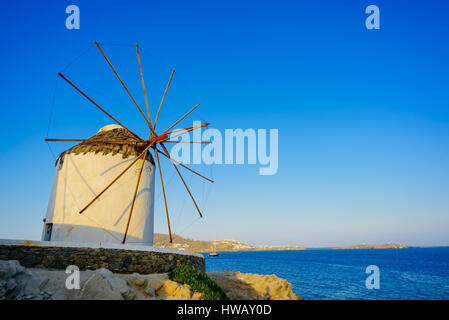 Eines der berühmten Wahrzeichen von Mykonos Windmühlen im ersten Morgen Licht getaucht, Insel Mykonos, Kykladen, Griechenland Stockfoto