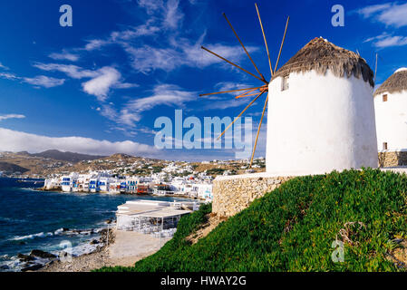 Weiß berühmten Windmühlen mit Blick auf Klein Venedig und Mykonos Stadt, Mykonos, Kykladen, Griechenland Stockfoto