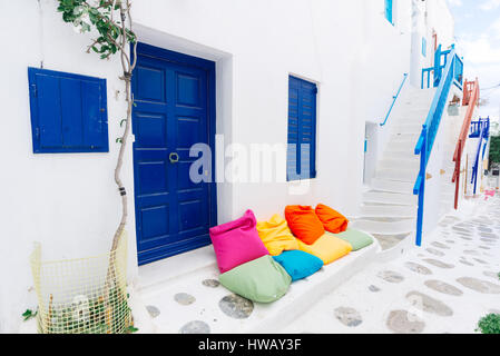 Authentische weiß getünchten Kykladen Straße in der schönen Insel Mykonos, Kykladen, Griechenland Stockfoto