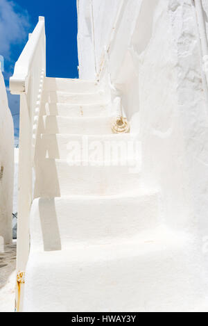 Weiße Treppe in Mykonos Stockfoto