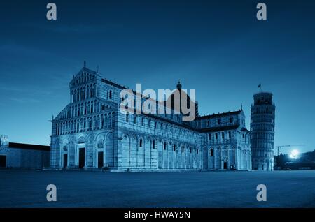 Schiefen Turm und Dom nachts in Pisa, Italien als das weltweit bekannte Wahrzeichen. Stockfoto