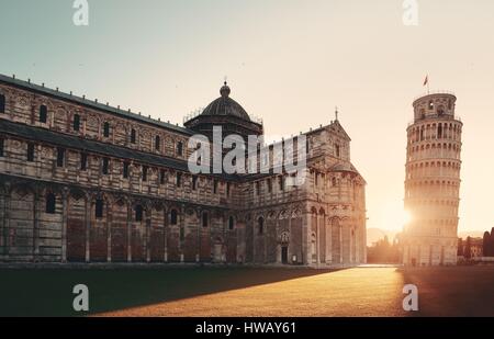 Schiefen Turm und Dom bei Sonnenaufgang in Pisa, Italien als das weltweit bekannte Wahrzeichen. Stockfoto