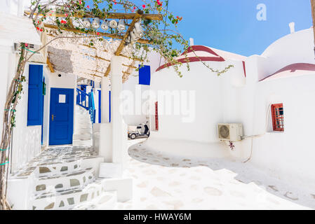 Mykonos Altstadt Straße mit gepflasterten Gehwege, weiße Wände, und lackierte Tür und Fenster, Insel Mykonos, Griechenland Stockfoto