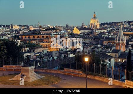 Rom Stadt Skyline mit historischen Architekturen von Pincio-Hügel Terrasse gesehen. Italien. Stockfoto