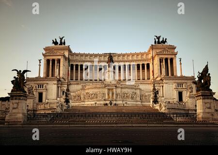 Nationales Denkmal, Victor Emmanuel II oder II Vittoriano in Piazza Venezia, Rom, Italien mit Blick auf die Straße. Stockfoto