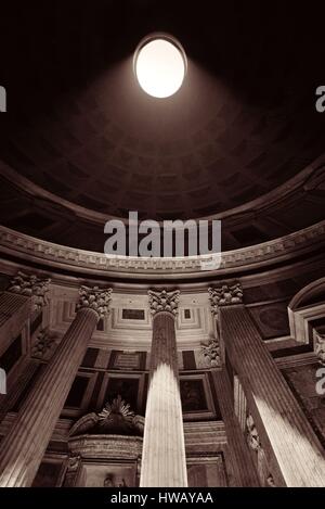 Pantheon Interieur mit Lichtstrahl in Rom, Italien. Stockfoto