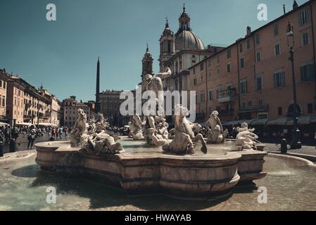 Rom - Mai 12: Piazza Navona mit Touristen im 12. Mai 2016 in Rom, Italien. Rom Rang 14. in der Welt und 1. der beliebtesten Tourismus-Attraktion Stockfoto