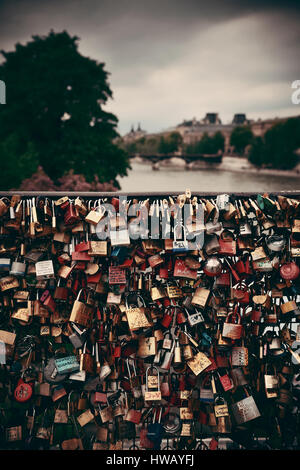 Riesige Menge von Vorhängeschlössern an Brücke über den Fluss Seine in Paris Stockfoto