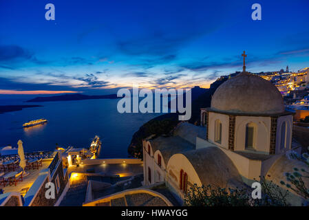 Abend im Santorini Kathedrale von St. John in Fira mit Blick auf den Einsturzkrater und das Schiff in die Ferne, Santorini, Kykladen, Griechenland Stockfoto
