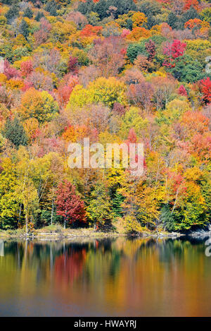 See mit Herbstlaub und Berge in New England Stowe Stockfoto