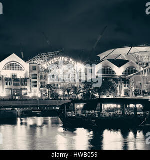 Singapur - 5 APR: Clarke Quay in der Nacht mit Blick auf die Straße und Restaurant am 5. April 2013 in Singapur. Als eine historische riverside Quay ist es nun die h Stockfoto