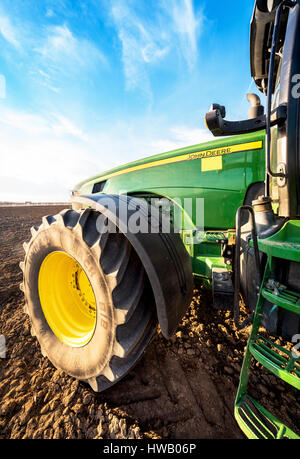 Varna, Bulgarien - 5. März 2017 pflügen ein Feld mit John Deere Traktor. John Deere wurde 1995-1999 hergestellt und es hat JD 7,6 L oder 8,1 L 6-Zyl d Stockfoto