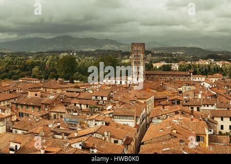 Skyline von Lucca mit Turm und Dom in Italien Stockfoto