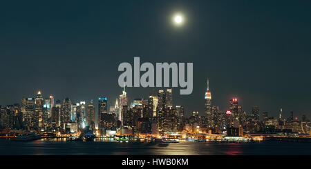 Mondaufgang über Midtown Manhattan mit Stadt Skyline bei Nacht Stockfoto