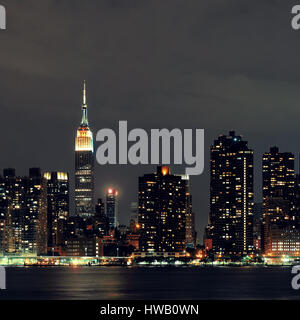NEW YORK CITY, NY - JUL 11: Empire State Building in der Nacht vom 11. Juli 2014 in New York City. Es ist ein Wahrzeichen von 102 Stockwerke und wurde weltweit höchste bauen Stockfoto