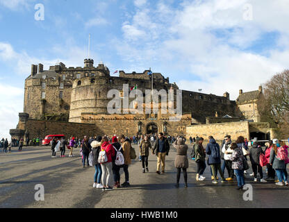 Touristen an der Edinburgh Castle Esplanade mit dem Schloss hinter. Stockfoto