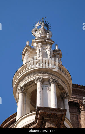 Der Glockenturm der Basilika di Sant Andrea Delle Fratte, Rom, Italien am 3. September 2016. Stockfoto