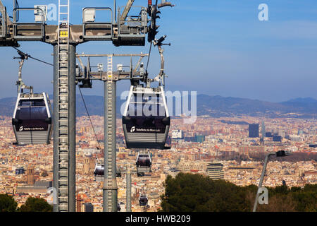 Seilbahnen der Teleferic De Montjuic steigen in Barcelona. Katalonien, Spanien Stockfoto