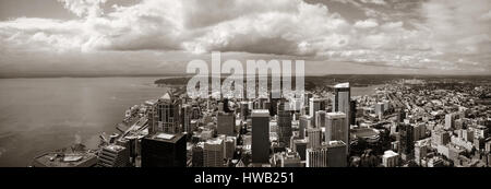 Seattle auf der Dachterrasse Panoramablick mit urbaner Architektur. Stockfoto