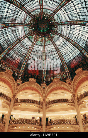 PARIS, Frankreich - Mai 13: Galeries Lafayette Innenansicht auf 13. Mai 2015 entworfen vom Architekten Georges Chedanne sowie das berühmte Kaufhaus, es Stockfoto