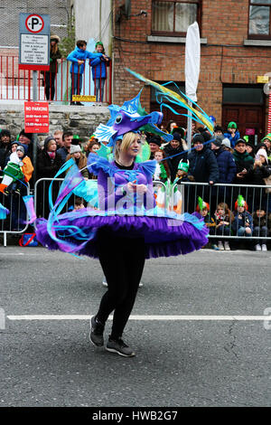 ST Patricks Day Parade, Dublin, Irland, verkleidet, schwebt, ausgefallenes Kleid, pink violett, blau, Leute, die das Konzept der Parade Irlands verfolgen Stockfoto