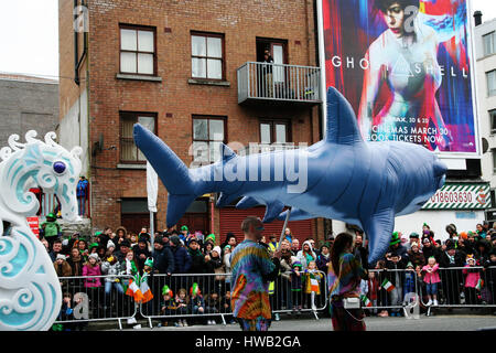 ST Patricks Day Parade, Dublin, Irland St Patricks Day Parade, Floats, Large Whale, Festival, Leute, die die Parade beobachten Stockfoto